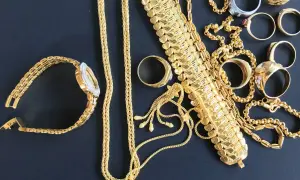 Reloj, pulseras y anillos chapados en oro, que significa un acabado brillante y duradero.