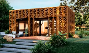 Moderna pared prefabricada exterior con diseño de celosía de madera, rodeada de vegetación y un área de descanso.