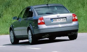 Srebrny Volkswagen Passat, wyglądający jak sleeper car, jedzie po drodze.