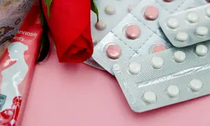 Pigułki antykoncepcyjne i róża. Czy na tabletkach antykoncepcyjnych jest owulacja? To pytanie nurtuje wiele kobiet.