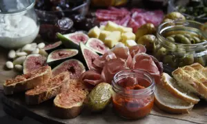 Eine köstliche fingerfood tapas platte mit Feigen, Schinken, Oliven, Brot und Dips.