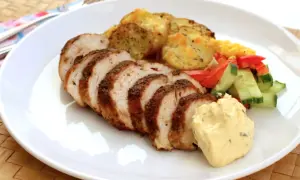 Skivad kycklingfilé, perfekt grillad, serveras med potatis, grönsaker och en klick krämig sås. En härlig måltid!
