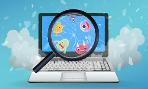 Laptop z kolorowymi potworkami na ekranie, powiększonymi przez lupę. Dowiedz się, jak usunąć wirusa z komputera i pozbyć się tych intruzów.