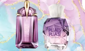 Dwie fioletowe butelki perfum na pastelowym tle z brokatem.