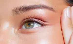 Œil vert aux cils recourbés, un regard sublimé par un rehaussement de cils Yves Rocher.