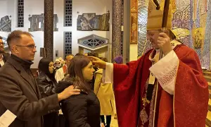 Biskup błogosławi wiernych. Jak reagować na skandale w kościele bez odrzucania samej wiary? Wierni szukają nadziei.