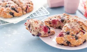 Grova scones med blåbär och hallon, pudrade med florsocker. Perfekt till fikat!
