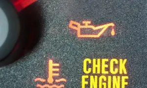 Czerwona kontrolka oleju i symbol silnika "CHECK ENGINE" świecą się na desce rozdzielczej.