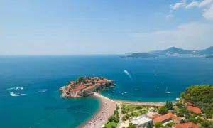 Sveti Stefan, Czarnogóra, gdzie jechać na wakacje. Urokliwa wyspa połączona z lądem, z plażą i turkusowym morzem.