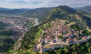 Berat, Albanien, mit seinen historischen Häusern und der Burg, ist ein Traumziel. Die beste Reisezeit für Albanien ist Frühling oder Herbst.