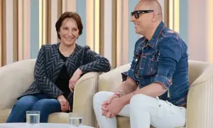 Krzysztof Pałys, mąż Renaty Pałys, w dżinsowej kurtce i białych spodniach, rozmawia z żoną.