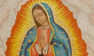 Matka Boska z Guadalupe w mozaice, otoczona promieniami słońca. Nawet badania NASA potwierdzają jej niezwykłe właściwości.