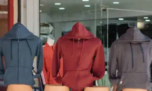 Drei Hoodies in Blau, Rot und Grau. Ein Sweatshirt ist ein bequemes Kleidungsstück mit Kapuze.