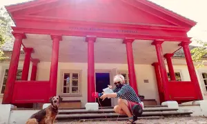 Kto jest autorem książki "Piesek przydrożny"? Dowiemy się, gdy ta pani z psem i mikrofonem skończy nagranie przed czerwonym dworem.