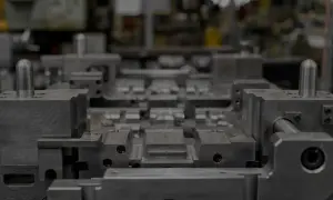 Precyzyjna budowa form wtryskowych w zakładzie produkcyjnym. Metalowe elementy tworzą skomplikowaną strukturę gotową do pracy.