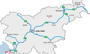 Mapa Słowenii z zaznaczonymi autostradami i miastami. Winieta słowenia jest niezbędna do podróżowania po tych drogach.