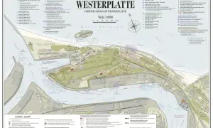 Mapa fortyfikacji Westerplatte, pokazująca gdzie leży Westerplatte, z zaznaczonymi bateriami, koszarami i innymi obiektami wojskowymi nad Bałtykiem.