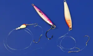 Zwei Jigs und eine Montage mit Schwimmer und Haken für das Steinbutt angeln.