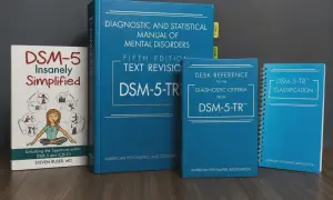 Książki DSM-5 i DSM-5-TR, w tym "DSM-5 Insanely Simplified", stanowią kluczowe narzędzia diagnostyczne.