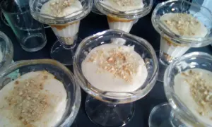 Tiramisu pommes caramel beurre salé, sur un palet breton. Délicieux desserts individuels dans des coupes en verre.