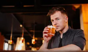 Odkryj idealny przepis na whisky sour drink, który zachwyci gości