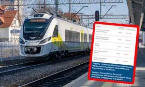 Pociąg z Zielonej Góry Głównej na peronie. Na ekranie widać opóźnienia pociągów, w tym relacji do Szczecina.