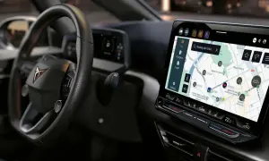 Cupra Borns interiör med stor pekskärm som visar en karta. Kanske en laddningsstation är nära, men det är ett Cupra Born problem att hitta den?