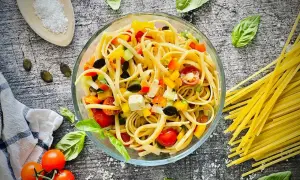 Bunter Spaghetti-Salat zum Grillen mit Tomaten, Paprika, Oliven und Feta. Perfekt als Beilage!