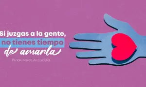Frases de empatía: una mano azul sostiene un corazón rojo, con la cita "Si juzgas a la gente, no tienes tiempo de amarla".