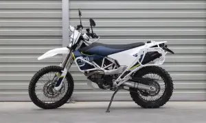 Motocykl enduro Husqvarna 701 z bagażnikiem i osłonami.