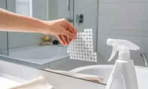 Jak usunąć naklejkę z lustra? Proste metody, które zadziałają!