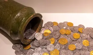 Z zielonego dzbanka wysypują się pierwsze monety: srebrne i złote.