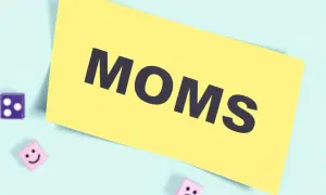 Gul post-it med texten "MOMS" och tre tärningar. En påminnelse om att redovisa moms för enskild firma.