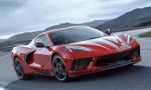 Czerwony Chevrolet Corvette C8 pędzi po krętej drodze. Sprawdź aktualną corvette c8 cena i marzenia o tym aucie.