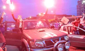 Ludzie z flarami przy samochodach, protestują. Tekst po polsku "Bella Ciao" może być na transparentach.
