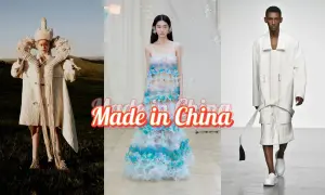 Modelle cinesi in abiti d'avanguardia, tra cui un cappello a forma di mano e un vestito di organza, sfilano con stile.