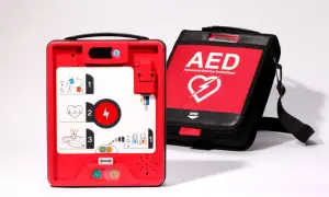 Czerwony defibrylator AED i torba z napisem AED. Urządzenie gotowe do użycia w przypadku nagłego zatrzymania krążenia, gdy występuje asystolia.