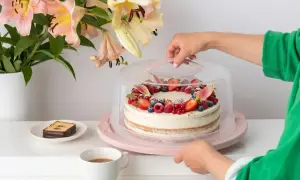 Elegancka babka z owocami pod przezroczystą pokrywą. Idealne rozwiązanie, jak przechowywać babkę po upieczeniu, by zachowała świeżość.