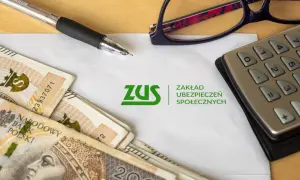 Pieniądze, długopis, kalkulator i okulary leżą obok logo ZUS. Czy to wszystko, co musisz wiedzieć o smishingu?