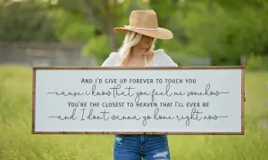 Tablica z tekstem piosenki "Iris" Goo Goo Dolls: "And I'd give up forever to touch you 'cause I know that you feel me somehow. You're the closest to heaven that I'll ever be and I don't wanna go home right now.