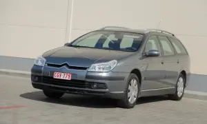 Szary Citroen C5 kombi z polskimi tablicami CGV-779. Przednie żarówki są czyste i gotowe do jazdy.