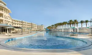 Super last minute Egipt! Hotel z basenem, palmami i leżakami. Idealne miejsce na relaks.
