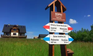 Rozdroże szlaków w Ropkach. Główny Szlak Beskidzki do Ustronia (277 km) i Wołosate (224 km). Szlak Karpacki do Rzeszowa (407 km) i Grybowa (38 km).