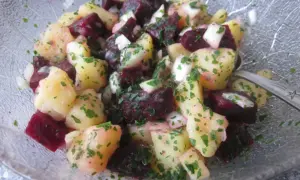 Bunter Kartoffel-Rote-Bete-Salat mit Petersilie. Ein einfaches Gericht, das sich gut für rote Bete Rezepte eignet.