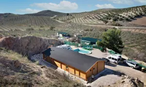 En mi terreno urbano, puedo poner una casa de madera como esta, con piscina y vistas a olivos.