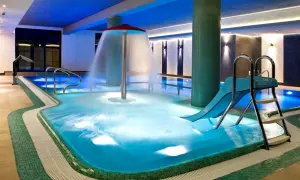 W hotelu Młyn czeka na Ciebie wspaniały basen z wodnym parasolem i zjeżdżalnią. Idealne miejsce na relaks i zabawę.