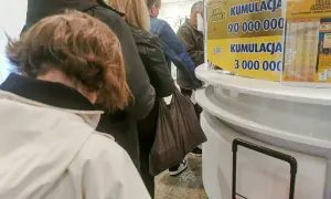 Kolejka ludzi przed punktem Lotto. Czy kupowanie całej paczki zdrapek gwarantuje zwrot kosztów?