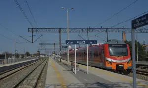 Czerwony pociąg na stacji Oborniki Wielkopolskie. Peron 2, tor 1.