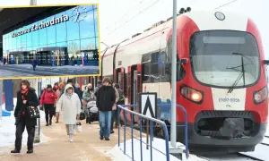 Ludzie wsiadają do czerwono-białego pociągu na stacji Warszawa Zachodnia. W tle nowoczesny budynek dworca.