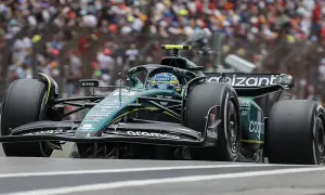 Coche Aston Martin en acción durante los entrenamientos libres GP Hungría F1.